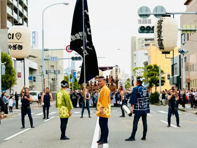 〜『感謝』〜

この一年、宮崎青年会議所の活動に関わってくださったすべての皆さまへ。心の底から、感謝を申し上げます。

理事長という大役をお預かりしたこの一年は、決して平坦な道のりではありませんでした。迷い、悩み、立ち止まりそうになった瞬間も何度となくありました。

それでも前に進むことができたのは、共に走ってくれたメンバー一人ひとりの存在、事業を支えてくださった関係団体の皆さま、地域の皆さまの温かいご理解、関わってくださったすべての皆様の支えがあったからです。

皆さまの言葉、行動、想いが、私にとって何よりの力となり、「人は一人では何も成し得ない」というJCの原点を改めて教えていただきました。

理事長として過ごしたこの一年は、喜びも悔しさもすべて含めて、私の人生に深く刻まれる、かけがえのない時間です。

この経験を胸に、これからも一人の宮崎を愛する人間として、地域の未来のために歩み続けてまいります。

本当にありがとうございました。

一般社団法人 宮崎青年会議所
第74代理事長　野村翔悟

#宮崎青年会議所
#JCI宮崎
#宮崎JC
#全員力
#2025